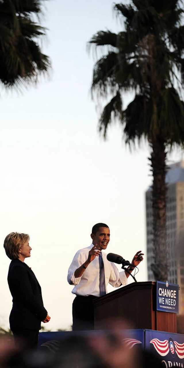 Endspurt im Sonnenstaat: Barack Obama ...instige Rivalin Hillary Clinton hilft.  | Foto: AFP