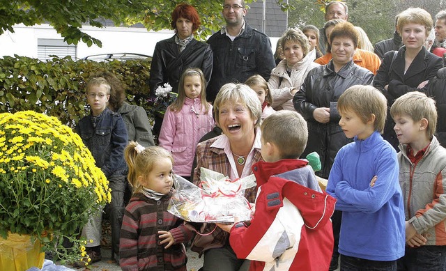 Mit Geschenken berhuft wurde Brigitte Stippich von Kindern und Eltern.   | Foto: Heidi Fssel
