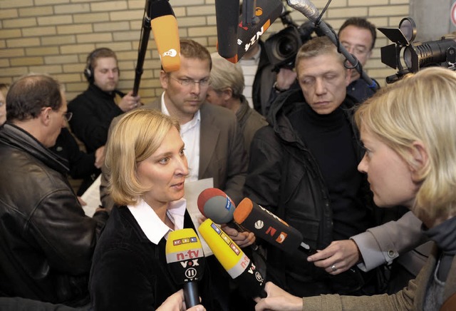 Die Pressereferentin Christine Schuste...f ber das Urteil gegen Franjo Pooth.   | Foto: dpa