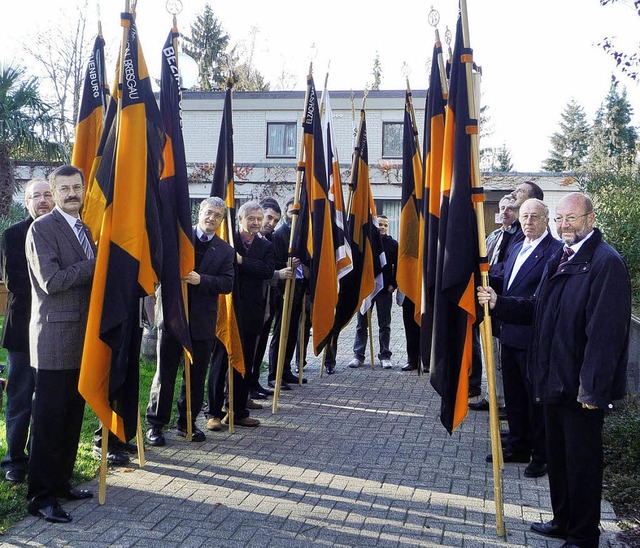 Die Kolping-Bannertrger vor dem Einzug in die Jakobuskirche   | Foto: Reiter