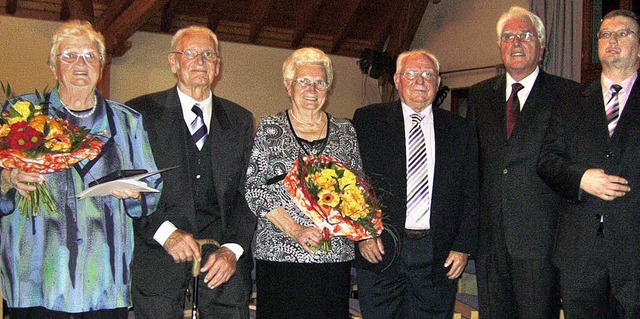 Das Bild zeigt die Geehrten (v. l. n. ... Vereinsvorsitzender Rainer Bernhard.   | Foto: martin ehret