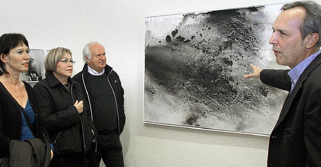 Der Knstler Horst Winterhalder (recht...essierten Besuchern seine Kunstwerke.   | Foto: herbert trogus