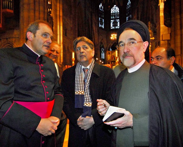 Domkapitular Wolfgang Sauer (links) ze...rsident Khatami (rechts) das Mnster.  | Foto: Michael Bamberger