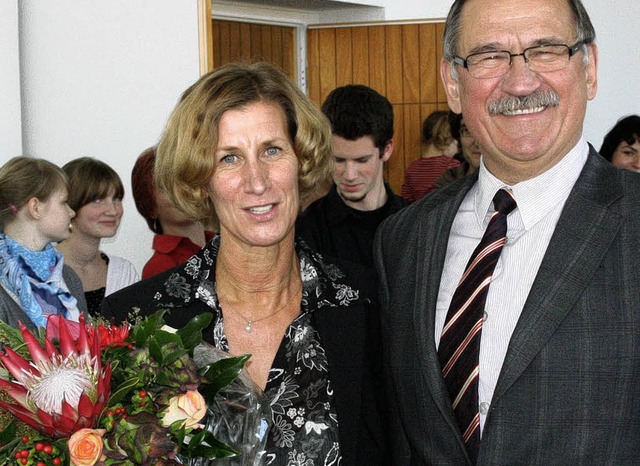 Blumen berreichte Brgermeister  May ... Kinderschulleiterin Andrea Schnelle.   | Foto: bz