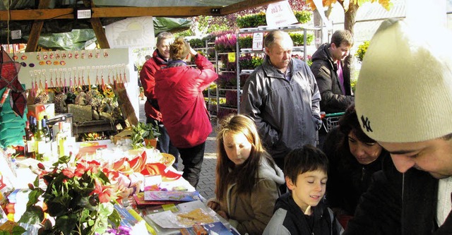 Herbstzauber vor dem Gartencenter Dehn...r Leopold-Grundschule war mit dabei.    | Foto: Privat