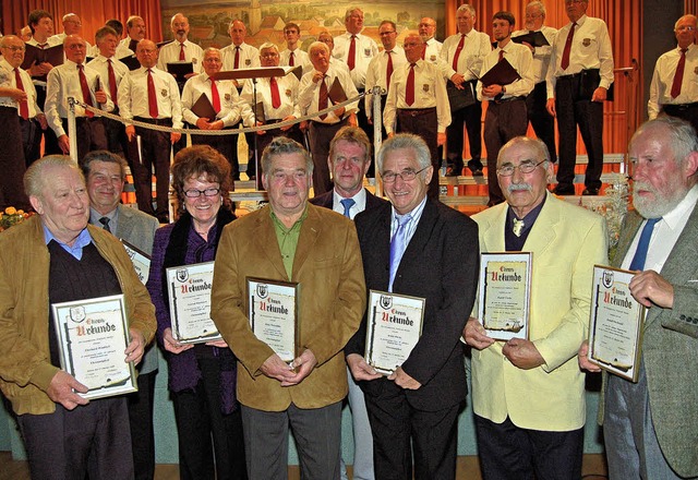 Ehrenurkunden gab es fr Eberhard Wind...urden die Urkunden spter berreicht.   | Foto: Heinz Vollmar