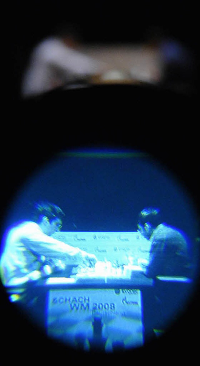 Die wohl zwei besten Schachspieler unt...ks) und Viswanathan  Anand zu sehen.    | Foto: ddp