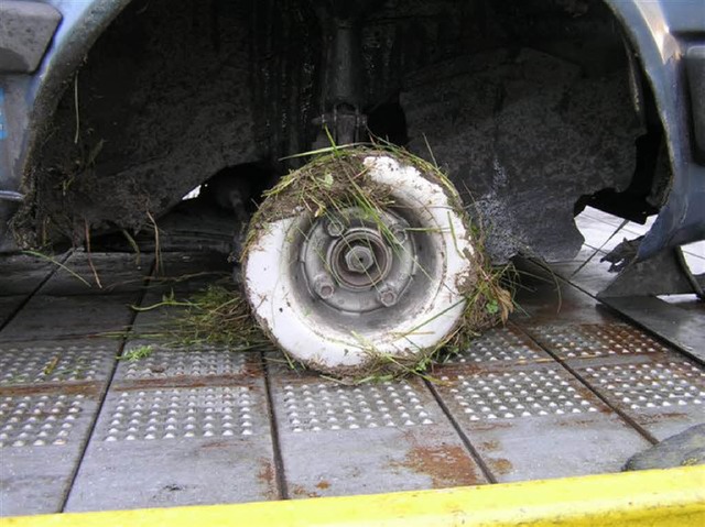 Auf dem  nackten Metall fuhr ein Autof...is sein Wagen von der Fahrbahn abkam.   | Foto: Polizei