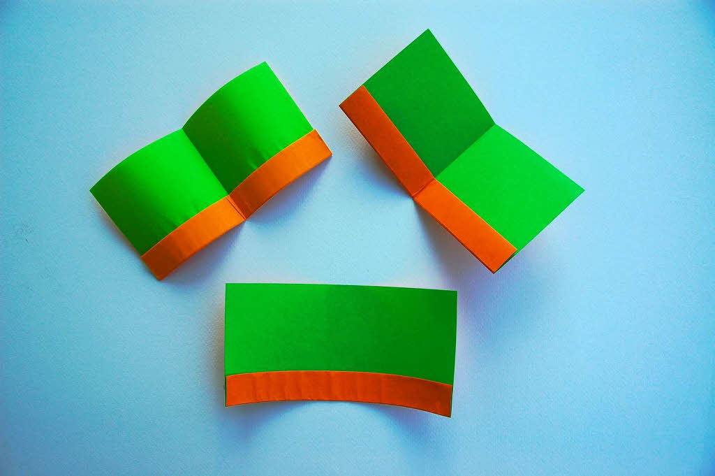 B. Zetti hat drei verschiedene Formen entdeckt, aus Quadratischem Papier einen Segler zu falten. Probier aus, welcher am besten fliegt.