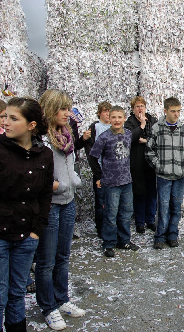 500 Kilo schwer sind die Papierballen, die die Firma Manaranche presst.   | Foto: Jutta Binner-Schwarz