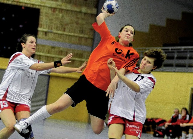 Pia Reisenauer setzt hier durch, verlo...ndball-Pokalspiel gegen TC Ottersweier  | Foto: Meinrad Schn