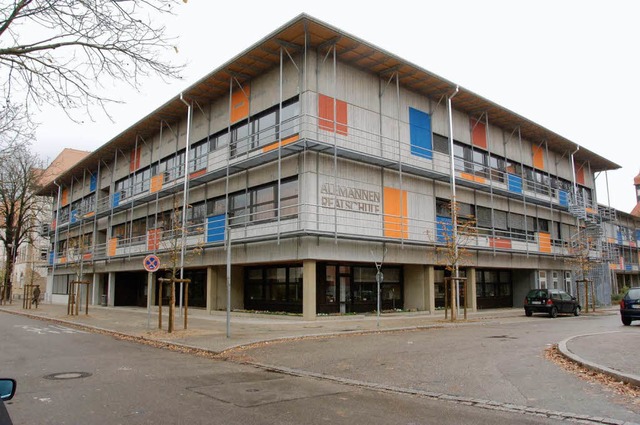 In die Sanierung, die Dacherneuerung u...schule flossen 2007 ber 800000 Euro.   | Foto: Volker Mnch