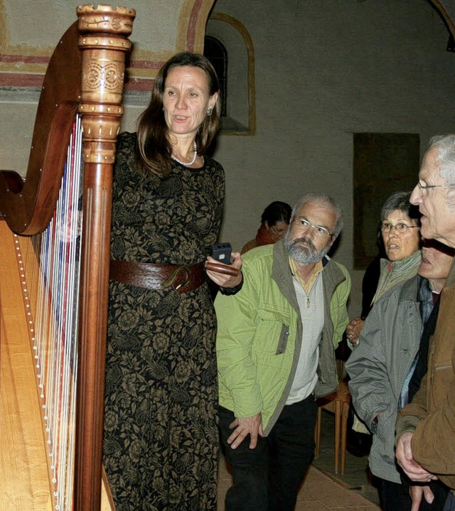 Viele Interessenten zog die Pedalharfe...n zu ihrem Instrument und ihrer Musik.  | Foto: Martina FAller