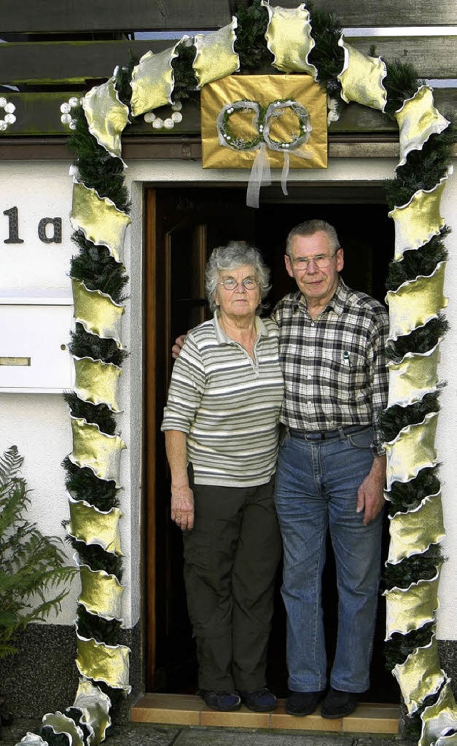 Frieda und Josef Kern freuen sich ber...iebevolle Dekoration zur Goldhochzeit.  | Foto: Roland Gutjahr