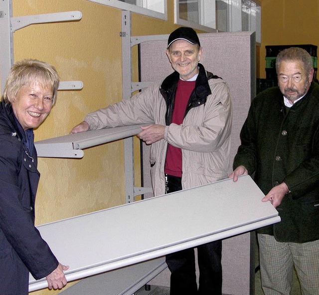 Irmgard Lehmann, Werner Merz und Wolfg...ge den Tafelladen in Friedlingen ein.   | Foto: Thomas Mink