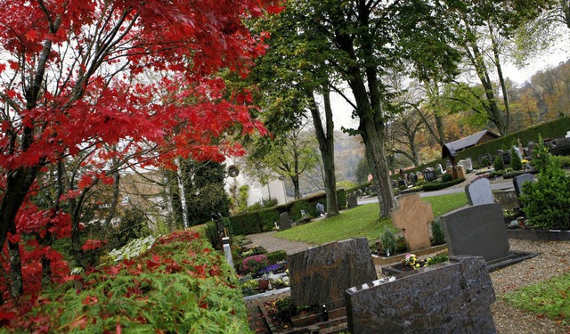 Auf dem Kuhbacher Friedhof gibt es vie... auch viel Laub. Das mag nicht jeder.   | Foto: Breithaupt