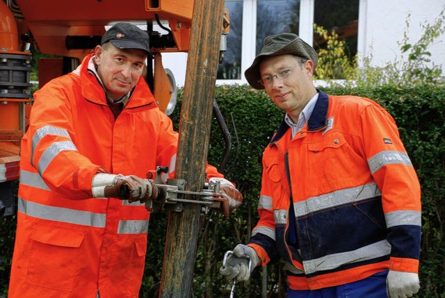 Auch das gehrt zum Geschft der Techn...Thomas Seger bei der  Gully-Reinigung.  | Foto: gertrude siefke