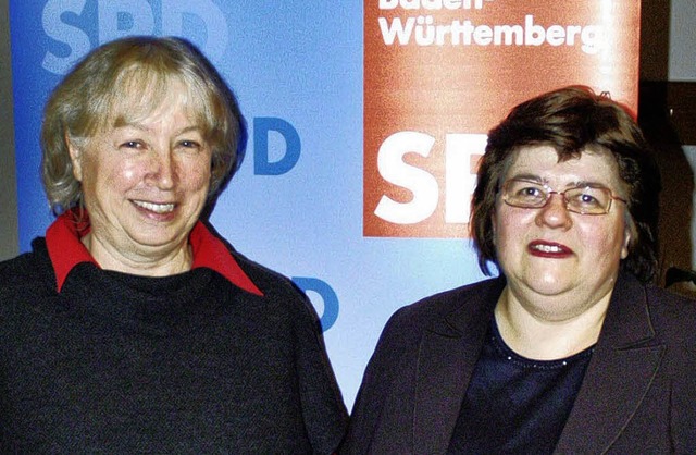 Stromrebellin Ursula Sladek (links) mi...agener SPD-Vorsitzenden Christa Rufer   | Foto: paul schleer