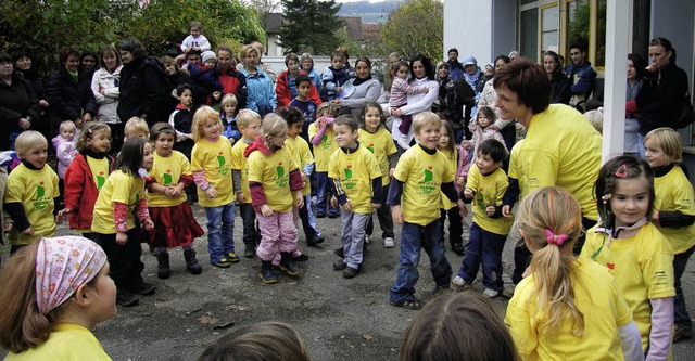 Ein Piratenspiel mit Marion Pfanstiel ...egungsmodul im Fridolin-Kindergarten.   | Foto: Jo Hgg