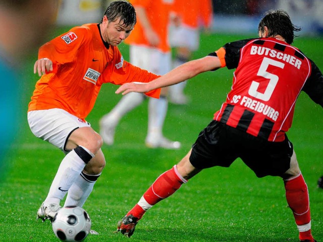 Heiko Butscher versucht, den Mainzer Florian Heller zu stoppen.  | Foto: Michael Heuberger