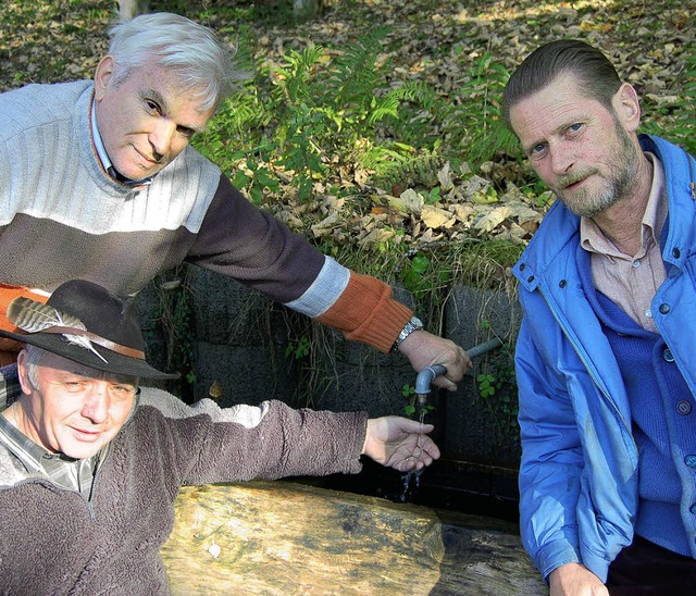 Wolfgang Hellwig (vorne) mit Walter Mu...inks ) und Bernhard Jenne am Brnnle.   | Foto: Paul berger