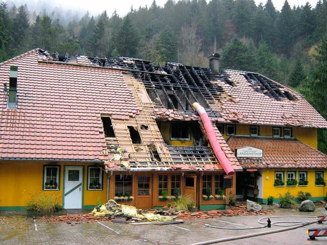 Schwarze Oktober-Serie: Wieder zerstrte ein Feuer den Forellenhof.  | Foto: BZ