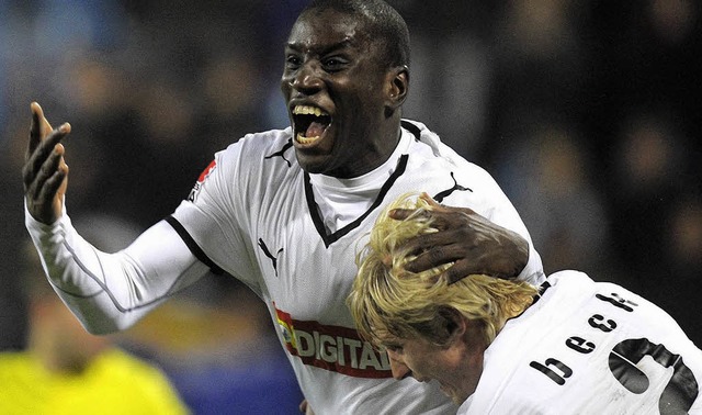 Hoffenheims Demba Ba (links) und Andreas Beck jubeln   | Foto: ddp