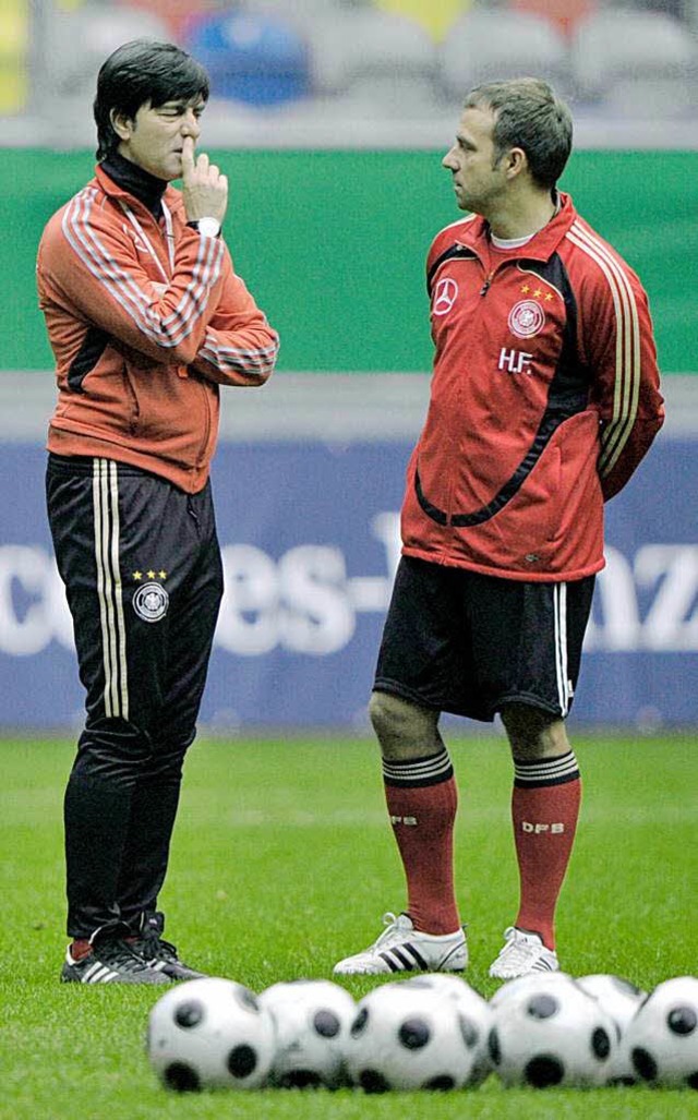 Hansi Flick (rechts)  gemeinsam mit Bundestrainer Joachim Lw.  | Foto: dpa