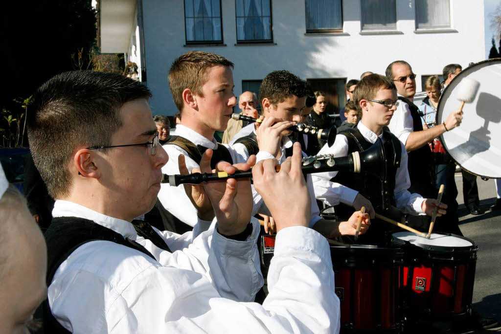Die Folkloregruppe "Bagat" aus der Bretagne begeisterte  die Besucher vor der Kirche mit ihrem musikalischen  Knnen.
