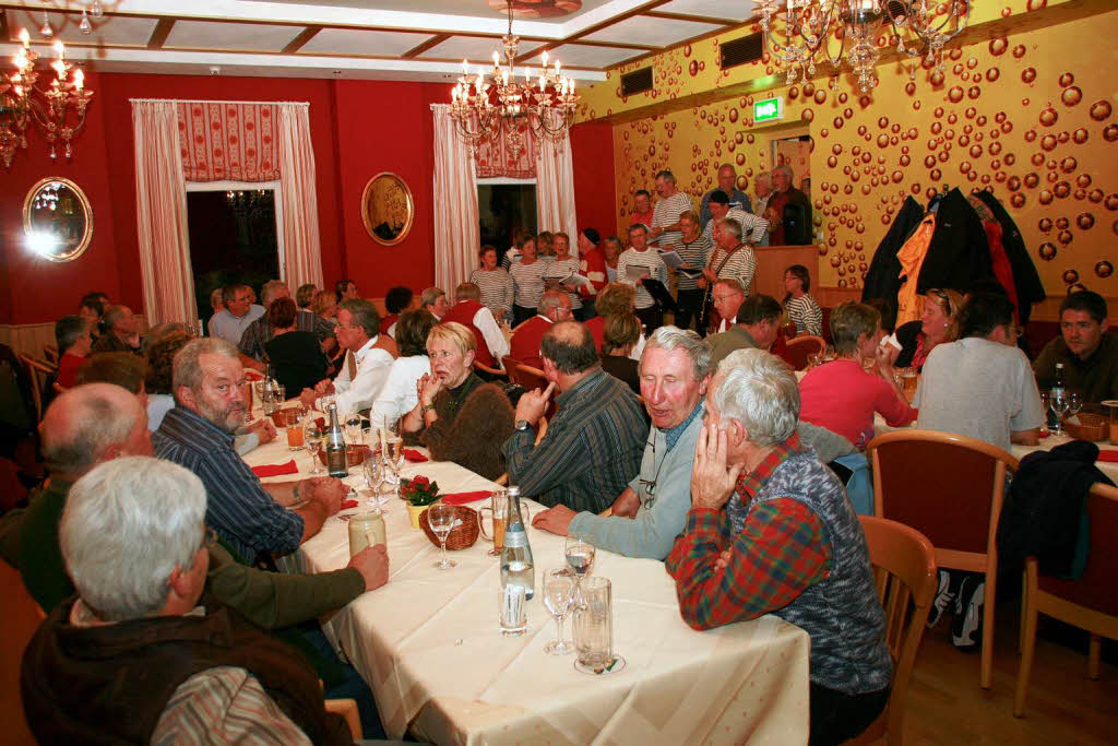 <Bildtext>Musik - die Sprache Europas: Beim  Freundschaftsabend im Brauereigasthof Rothaus stellten sich die Chre "Ar Vaskodenn" (Foto) aus der Partnergemeinde Combrit und "Liederkranz" aus Grafenhausen dem musikalischen Wettstreit.</Bildtext>