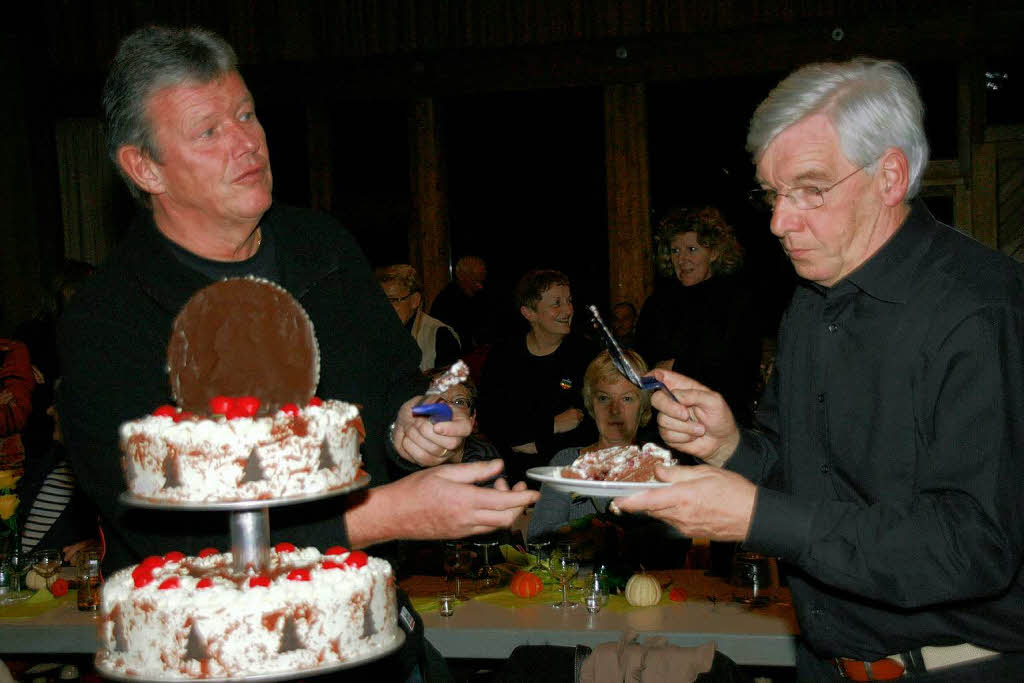 Beim Abschiedsabend  im Haus des Gastes wurde unter viel Beifall eine siebenstckige  Geburtstagstorte  von den beiden Brgermeistern Jean-Claude Dupr und Erich Kiefer angeschnitten und verteilt  - 35 Jahre Stdtepartnerschaft Combrit/GrafenhausenStdtepartnerschaft Combrit/Grafenhausen