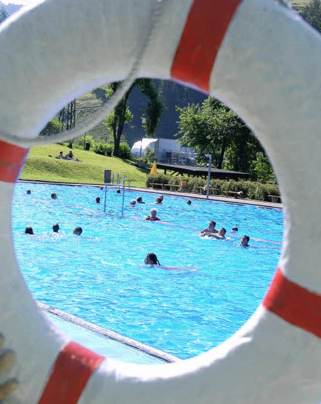 Konventionelles Freibad oder Naturbad?...ten  in Zell Gemeinderte und Brger.   | Foto: Kathrin Blum