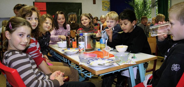 Zum Abschluss der Projekttage an der G...uppe gemeinsam im groen im Musiksaal.  | Foto: Martina Faller