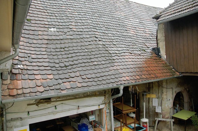 Dass das Dach geflickt werden muss, sieht auch ein Laie.  | Foto: Sylvia-Karina Jahn