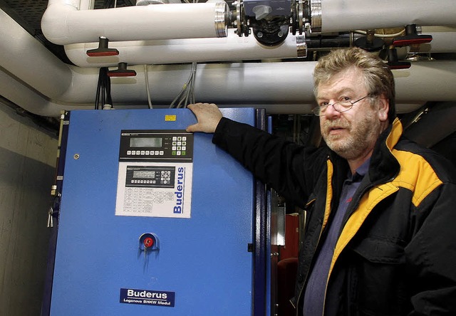 Josef Schwörer wacht über die Technik zur Energieerzeugung. | Foto: heidi fössel Josef Schwörer wacht über die Technik zur Energieerzeugung. | Foto: heidi fössel