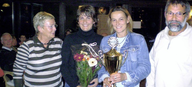 Blumen und Pokal fr die &#8222;Damen 30&#8220; von Tennissportwart Rahlf   | Foto: priv