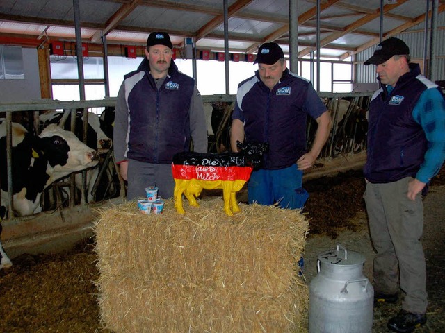 20 Cent fr den Joghurt, 26 Cent fr d... Bche und Cornel Gntert (von links).  | Foto: Juliane Khnemund