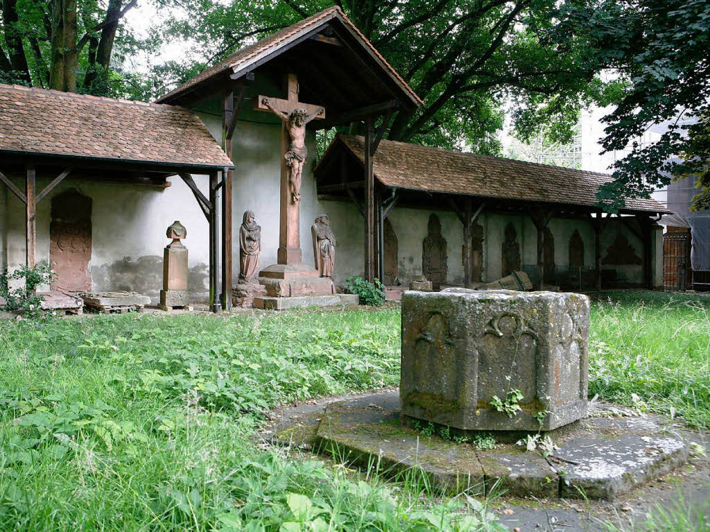 Nrdlich der Stiftskirche lilegt der Denkmalhof mit frhgotischem Brunnenstock und Kreuzigungsgruppe aus Sandstein. Hrt jemand die Geschichte atmen?