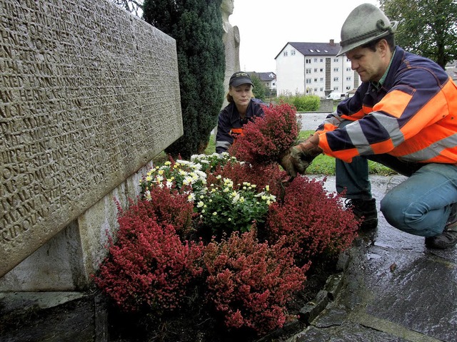 Grtner Stephan Frederich und Jasmin L...lanzung auf dem Friedhof in Herten.     | Foto: Christoph Spangenberg