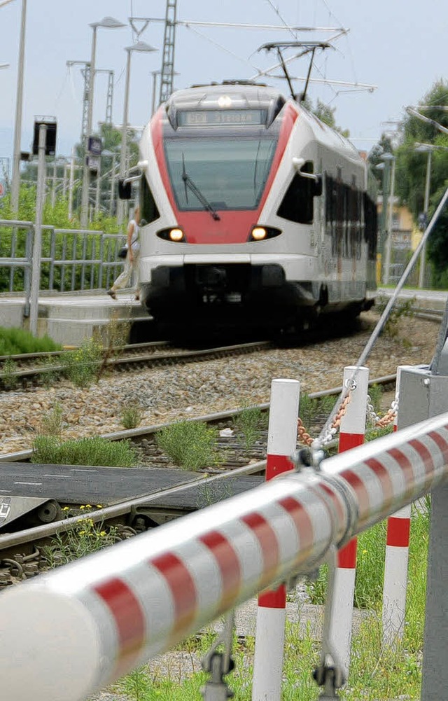 Die Bahnlinie teilt die Stadt: Viele wnschen sich das schrankenlos.  | Foto: Trenz