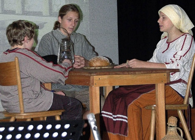 Der junge Luther (r.) und seine Eltern im Kindertheaterstck   | Foto: kuck