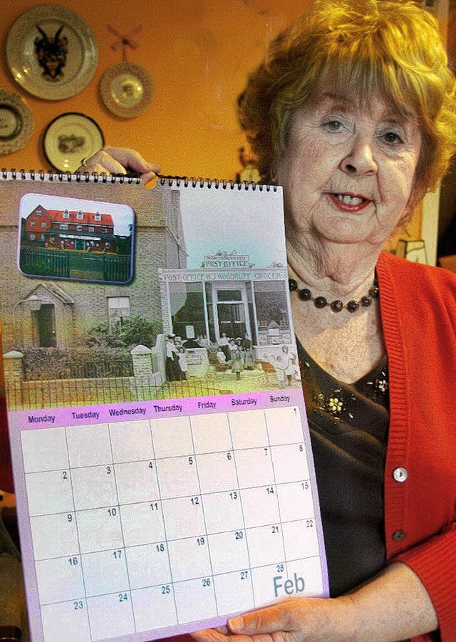 Sylvia Olliver zeigt den Kalender mit ...stkarten aus der Region Bognor Regis.   | Foto: bz