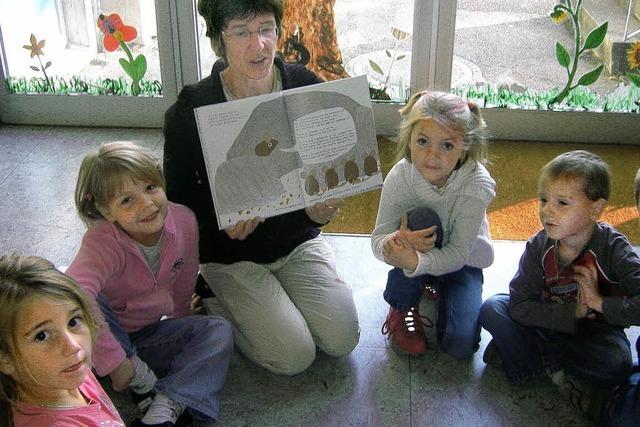 Kinder basteln ihr eigenes Frederick-Buch