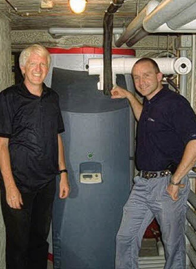 Joachim Kreuz (links) mit einem Kunden   | Foto: Privat