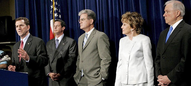 Betretene Mienen: Die republikanischen...ssekonferenz im Kapitol in Washington.  | Foto: dpa