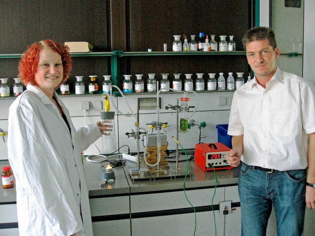 <Bildtext>Doktorandin Nicole Kunze und...en einen Chemieunterricht.</Bildtext>   | Foto: Peikert