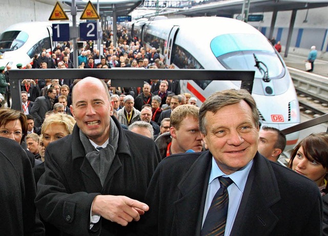 Ein Minister und sein Chefmanager: Wol...Hartmut Mehdorn stehen in der Kritik.   | Foto: dpa