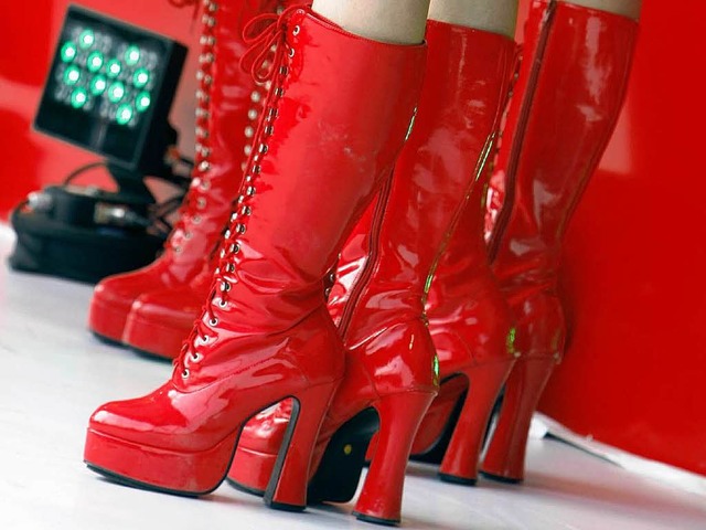 Ganz so extravagant wie das Schuhwerkl...e Stiefel der deutschen Frauen selten.  | Foto: dpa