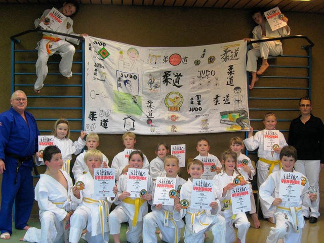 Die Judoka zeigen stolz die gestaltete Fahne und ihre Urkunden.  | Foto: Turnverein Neustadt