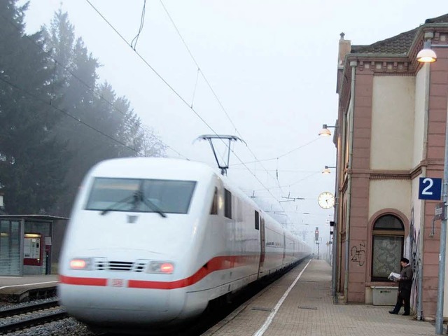 Ein ICE passiert den Bahnhof in Kenzingen.  | Foto: Marius Alexander